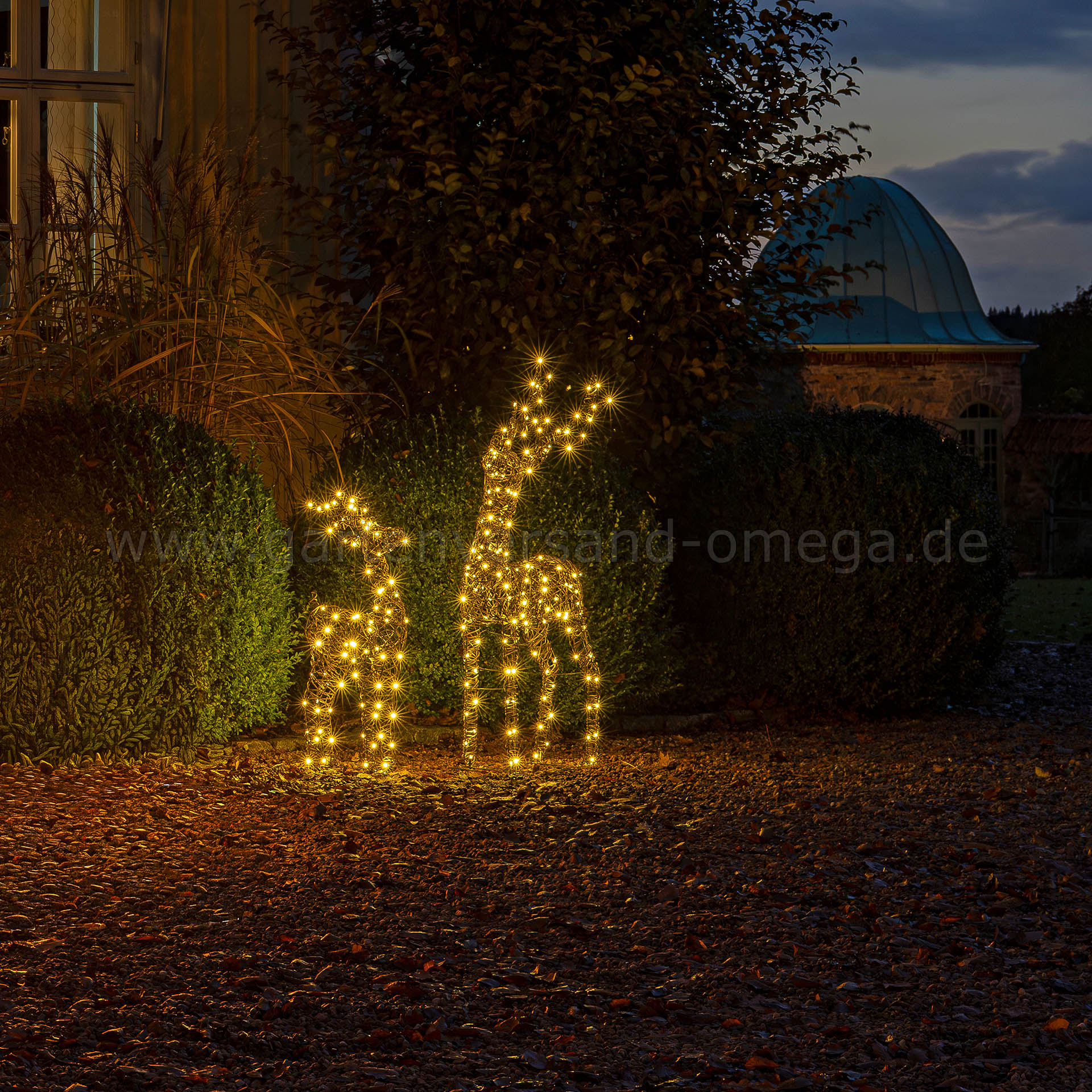 Anwendungsbeispiel LED Polyrattan Rentier 130cm zusammen mit dem LED Polyrattan Rentier 88cm