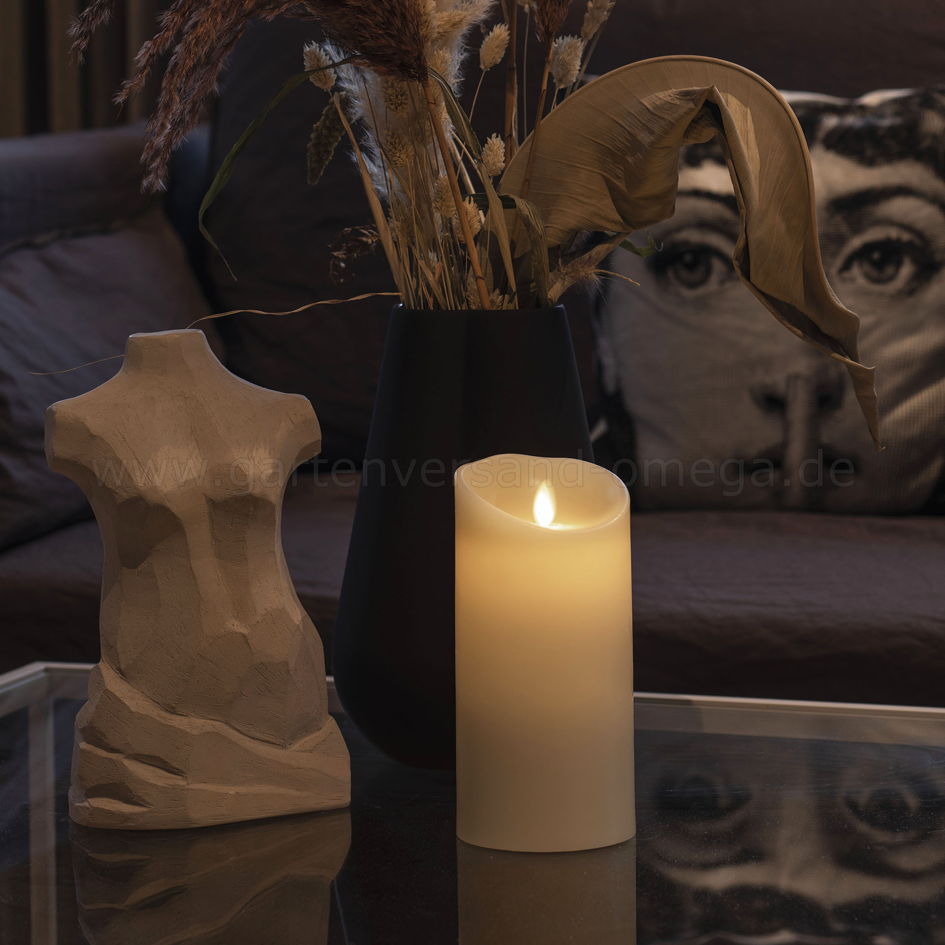 Anwendungsbeispiel LED-Echtwachskerze Breit cremeweiß mit geschmolzener Kante 17,7cm