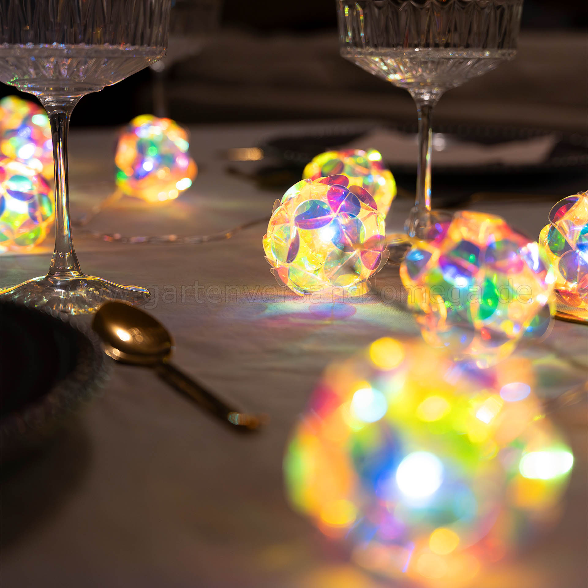Lichterkette mit schillernden Kugeln