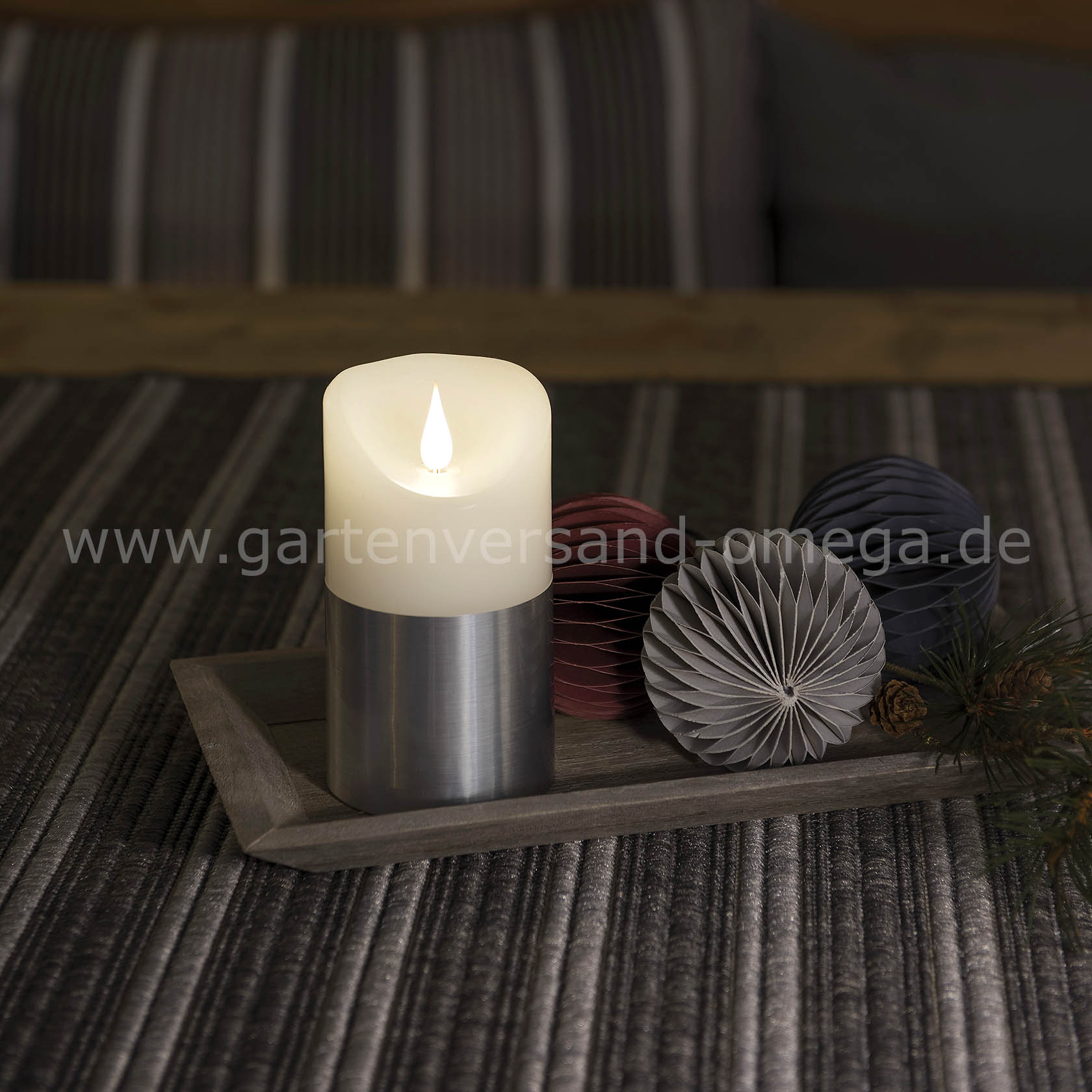 Anwendungsbeispiel LED-Echtwachskerze mit silberfarbener Banderole 13,5cm