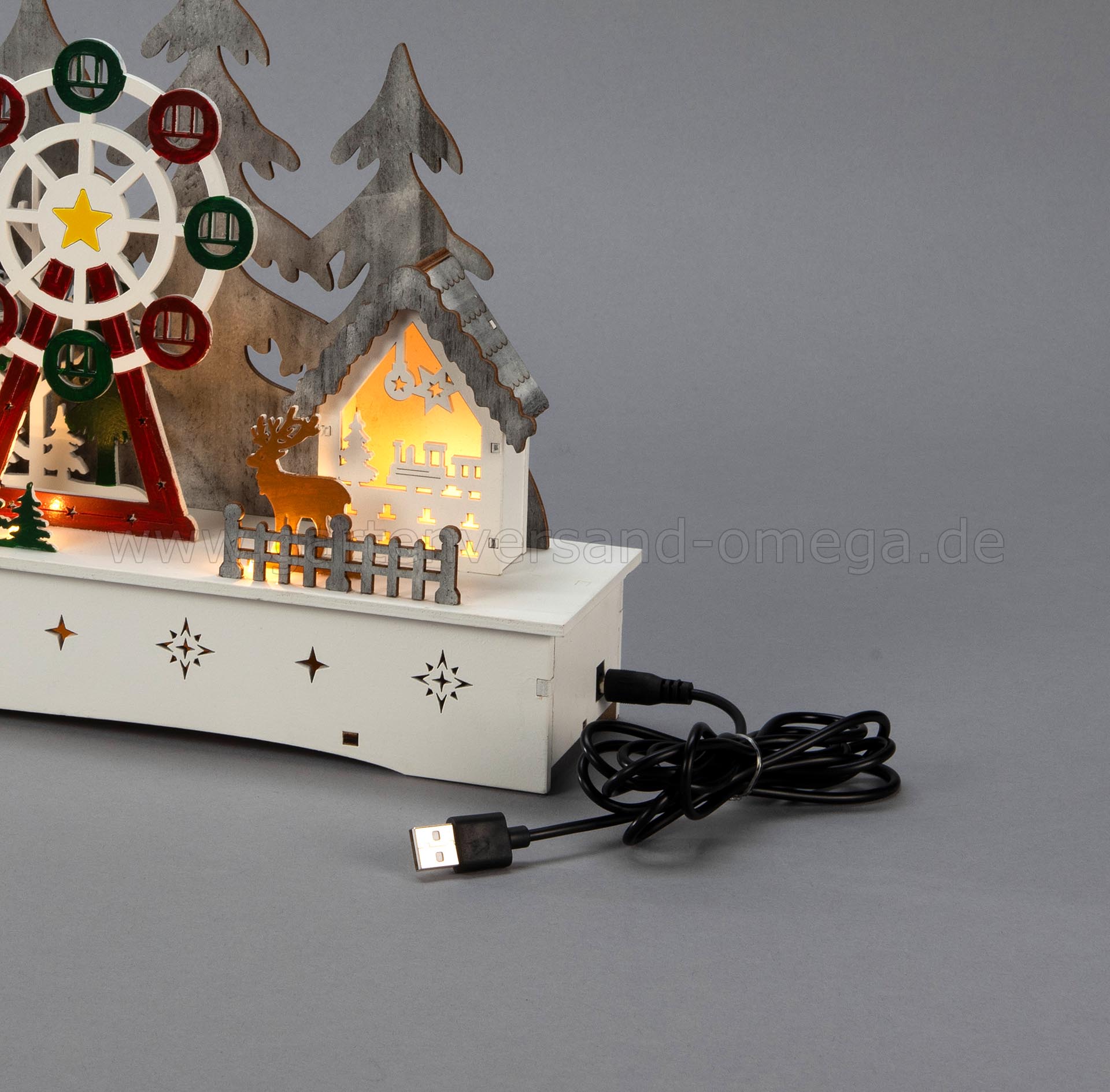 Das USB-Kabel an der LED Holzdekoration Weihnachtsdorf