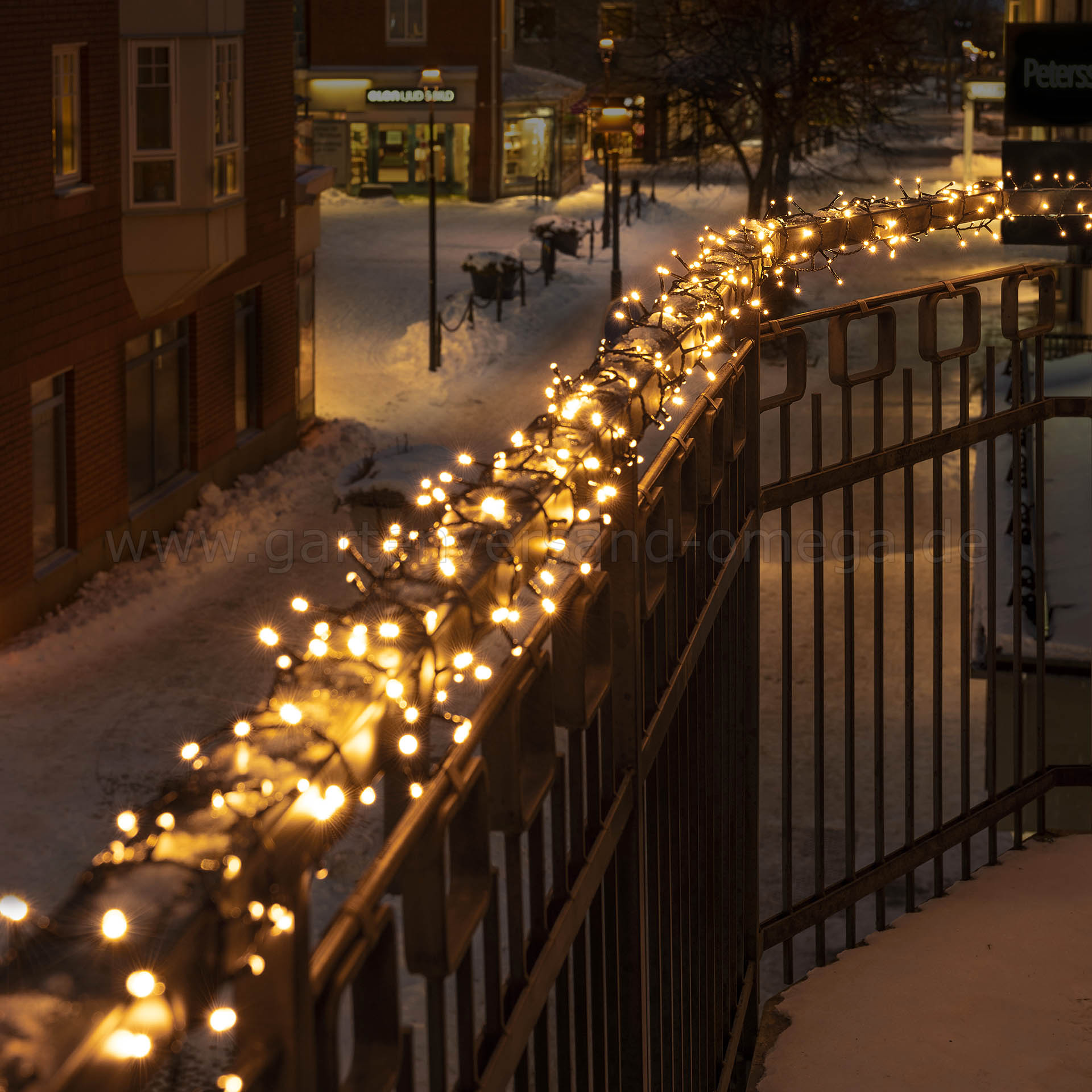 Geländer dekoriert mit LED Compactlights-Lichterkette für Außen Warm-Weiß Geländer dekoriert mit LED Compactlights-Lichterkette für Außen Warm-Weiß