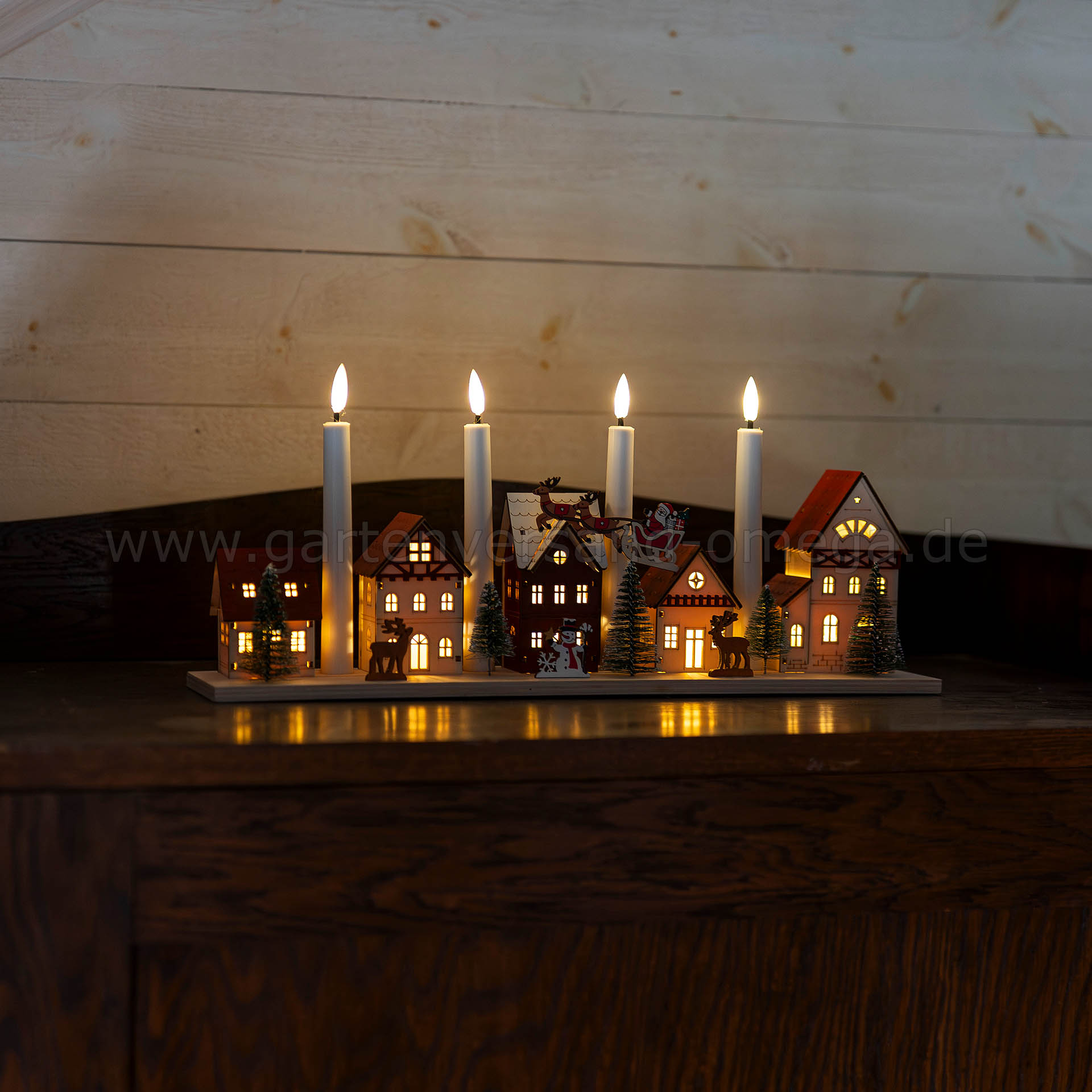 Die LED-Holzsilhouette Weihnachtsdorf mit 4 Kerzen im Einsatz