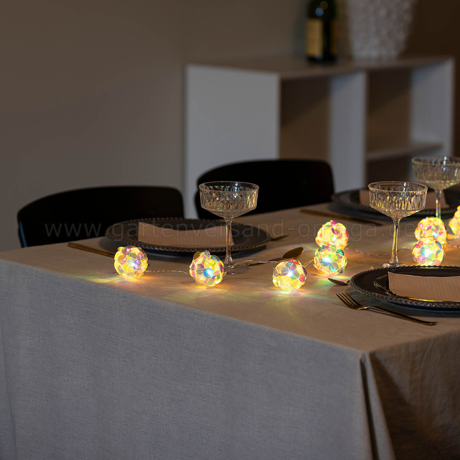Die Lichterkette mit schillernden Kugeln in Anwendung