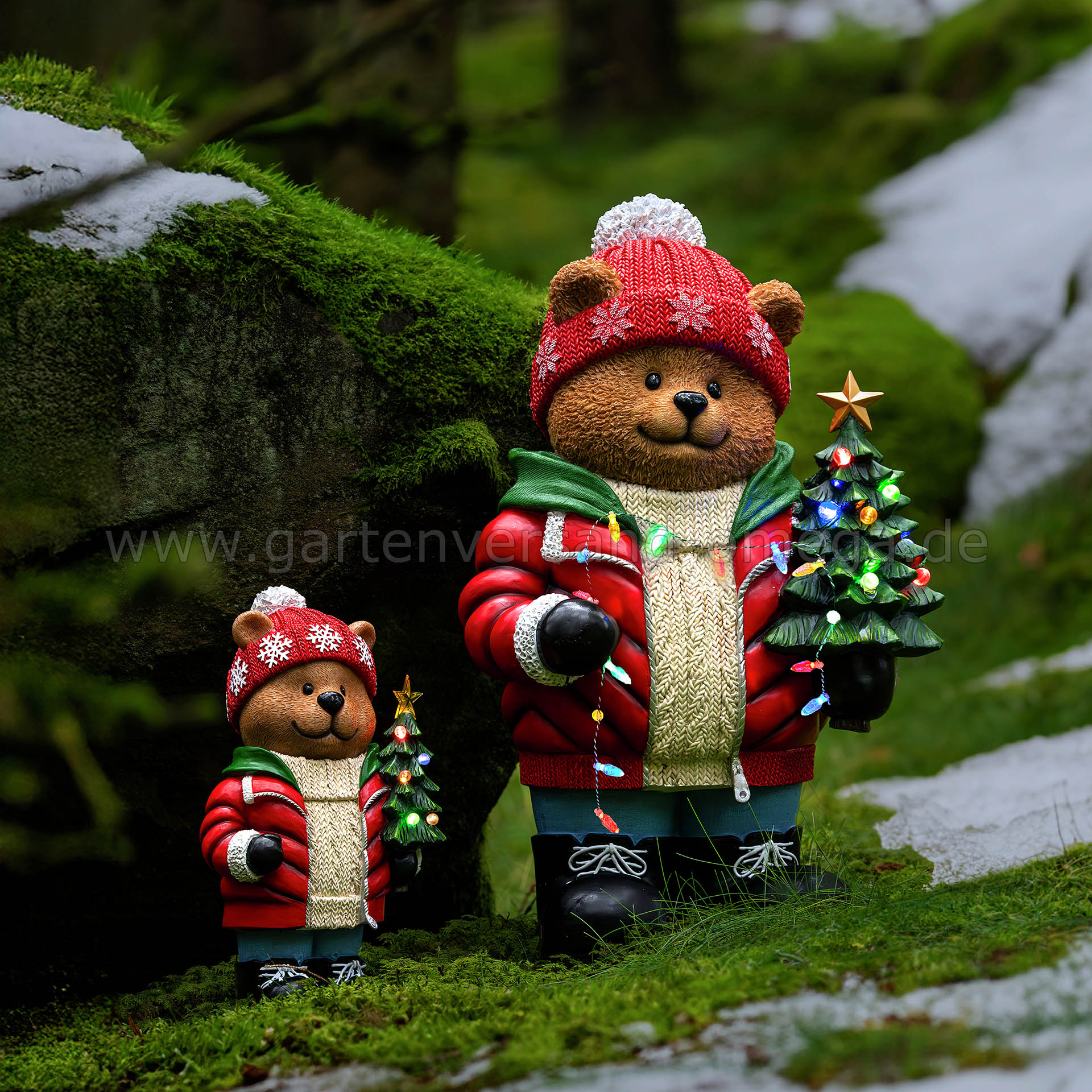 Anwendungsbeispiel der LED Garten-Leuchtfigur Teddybär 38cm zusammen mit der LED Garten-Leuchtfigur Teddybär 66cm