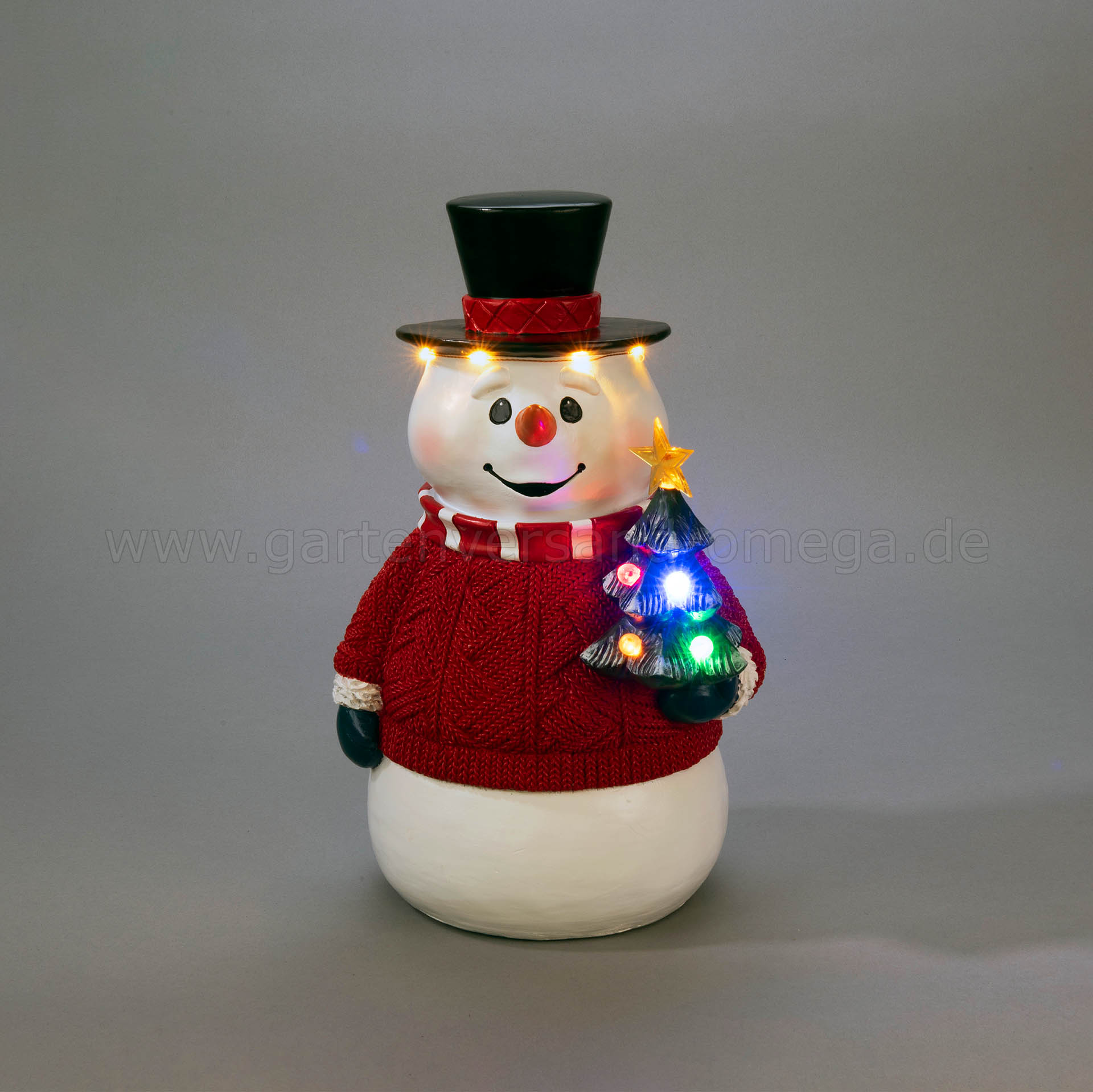 Die LED Garten-Leuchtfigur Schneemann im eingeschalteten Zustand