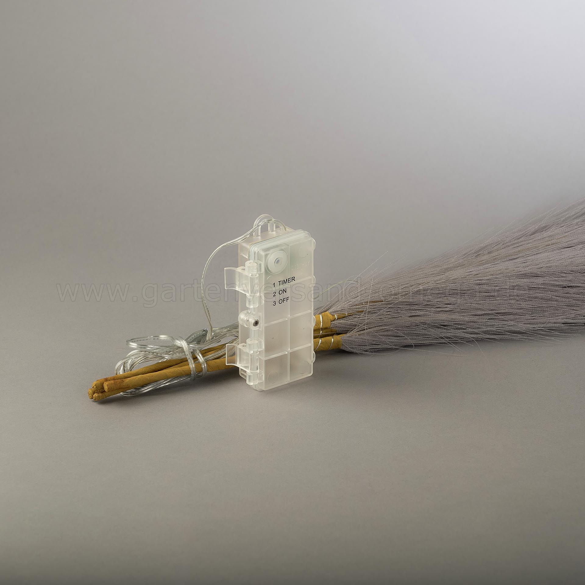 Das Batteriefach der LED-Deko Pampasgras Grau