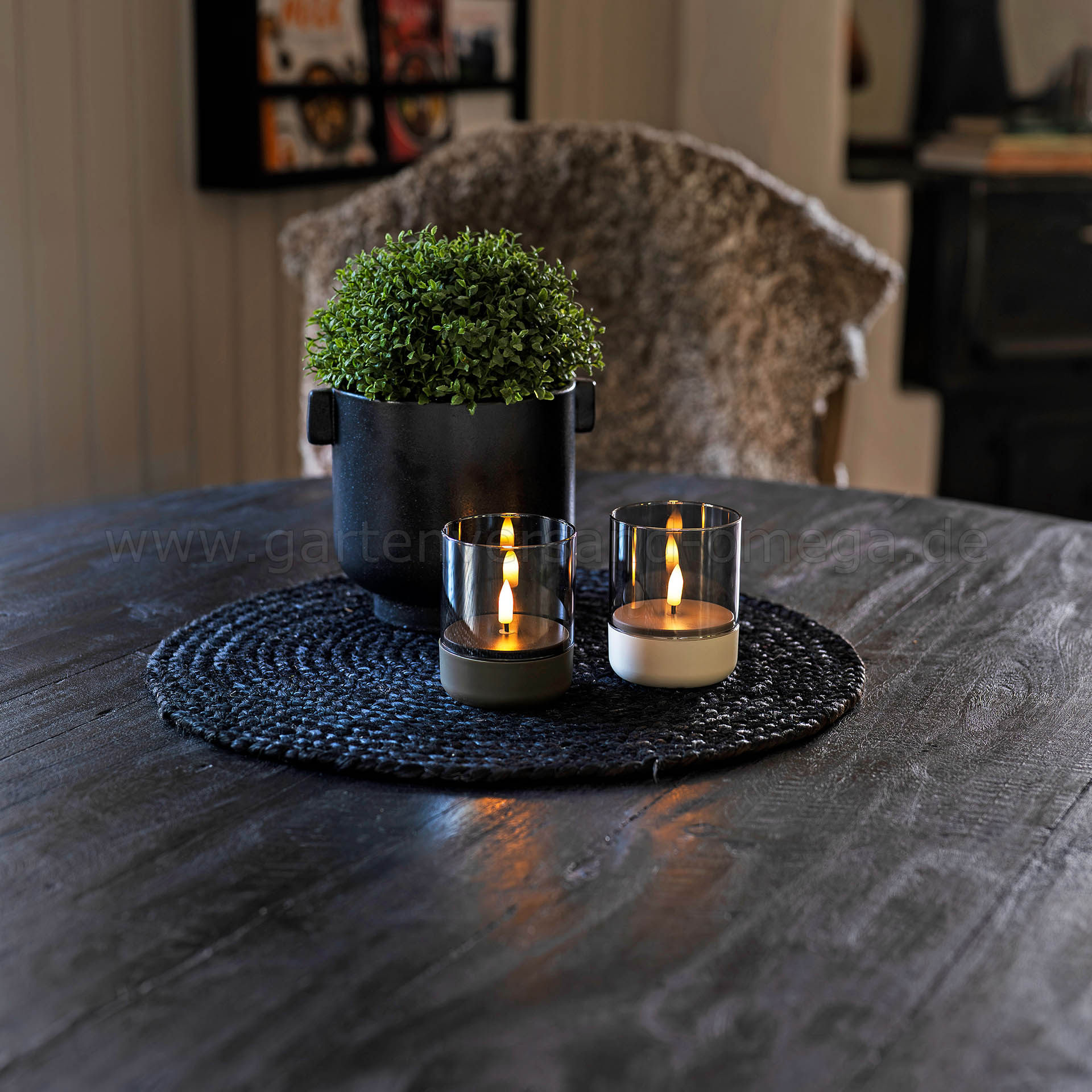 Die LED Kerze im Rauchglas Grau im Einsatz zusammen mit der LED Kerze im Rauchglas Beige