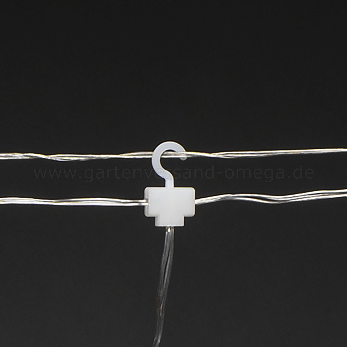 Haken zur Befestigung im Detail von LED Solar-Sternenlichtervorhang