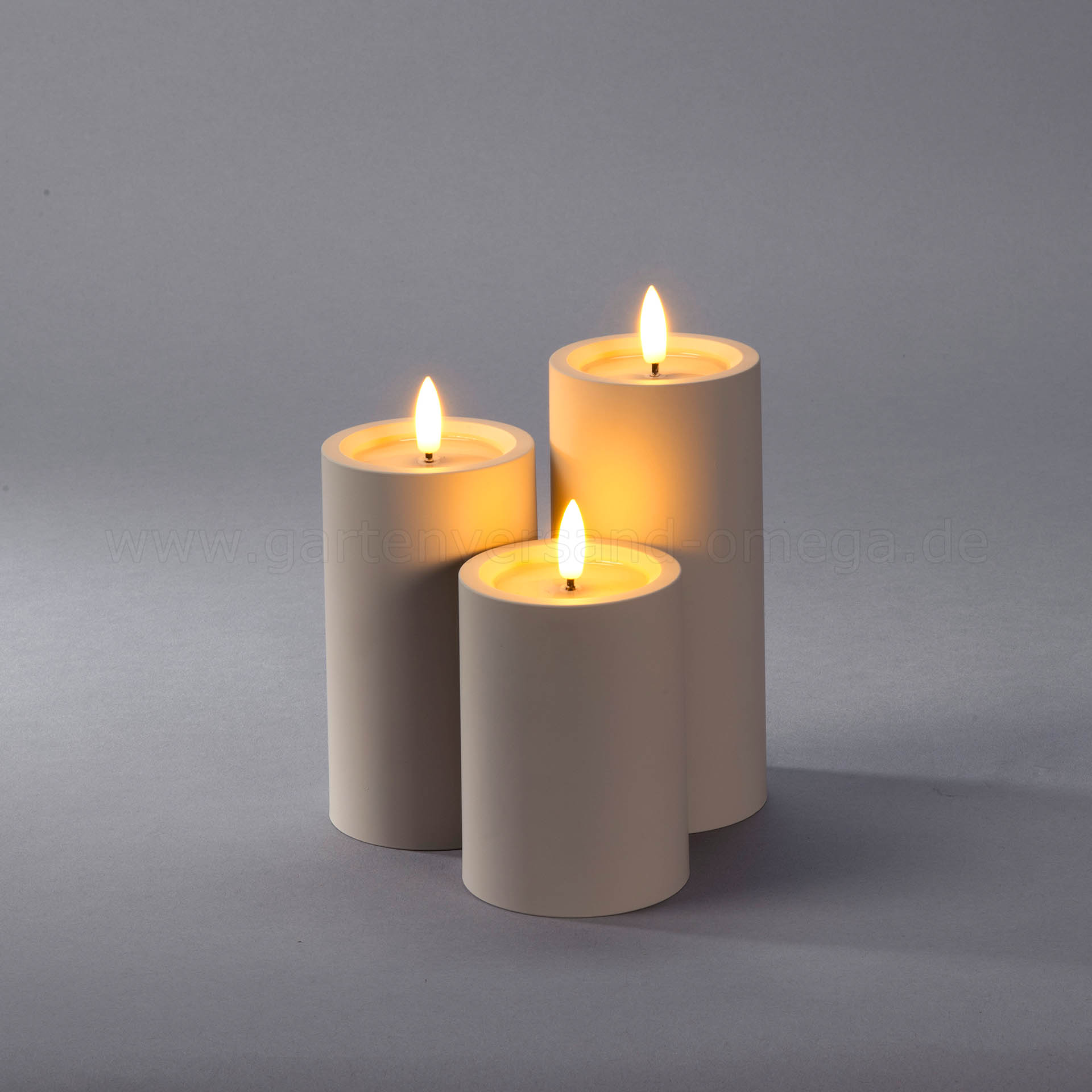 Alle drei Größen der LED-Kerze für Außen aus Kunststoff Mattbeige zusammen im Einsatz