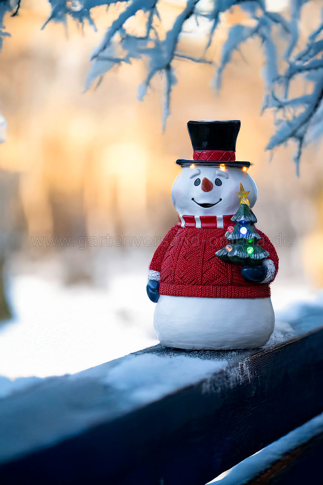 Die LED Garten-Leuchtfigur Schneemann im Einsatz