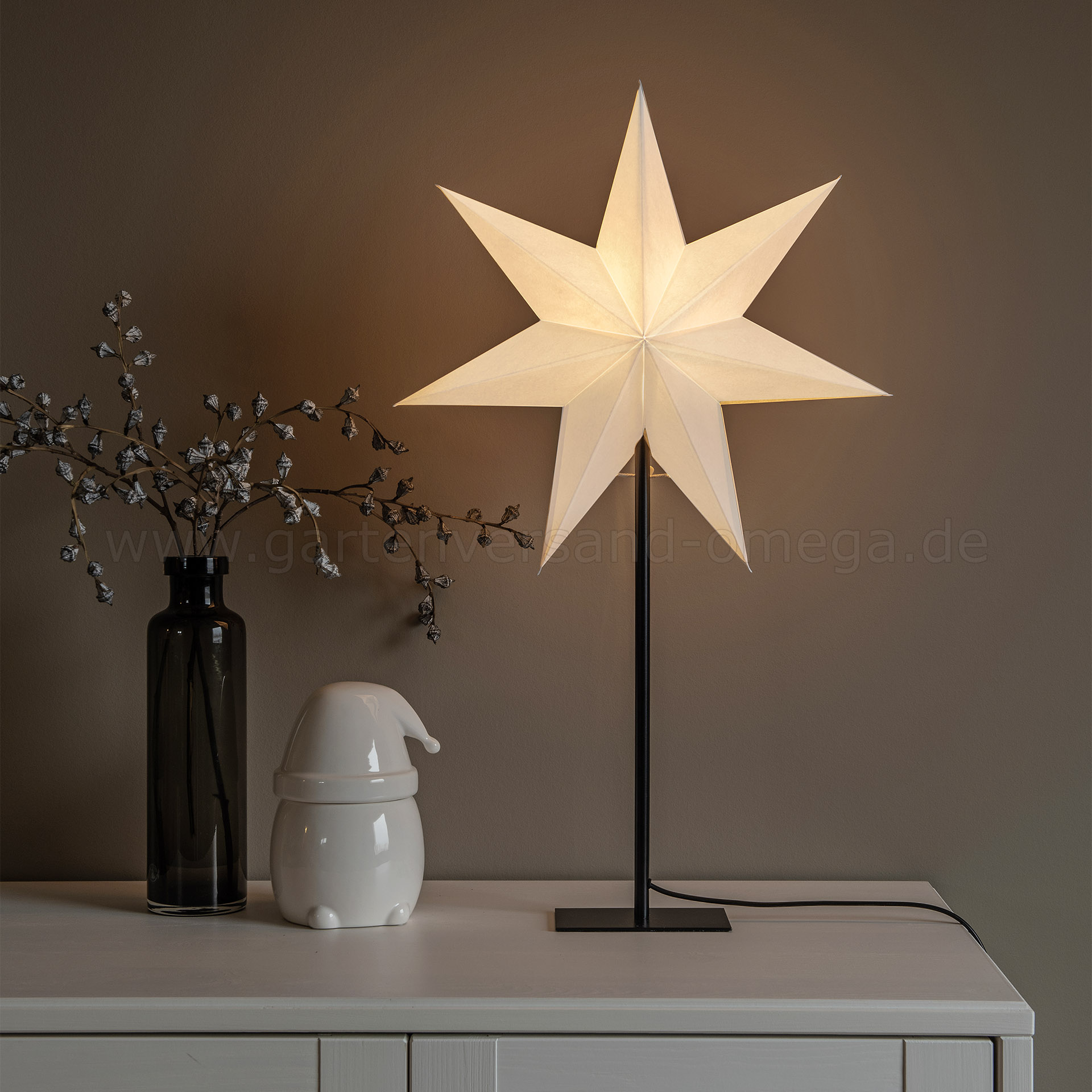 Anwendungsbeispiel Papierstern Weiß mit Metallstandfuß 65cm