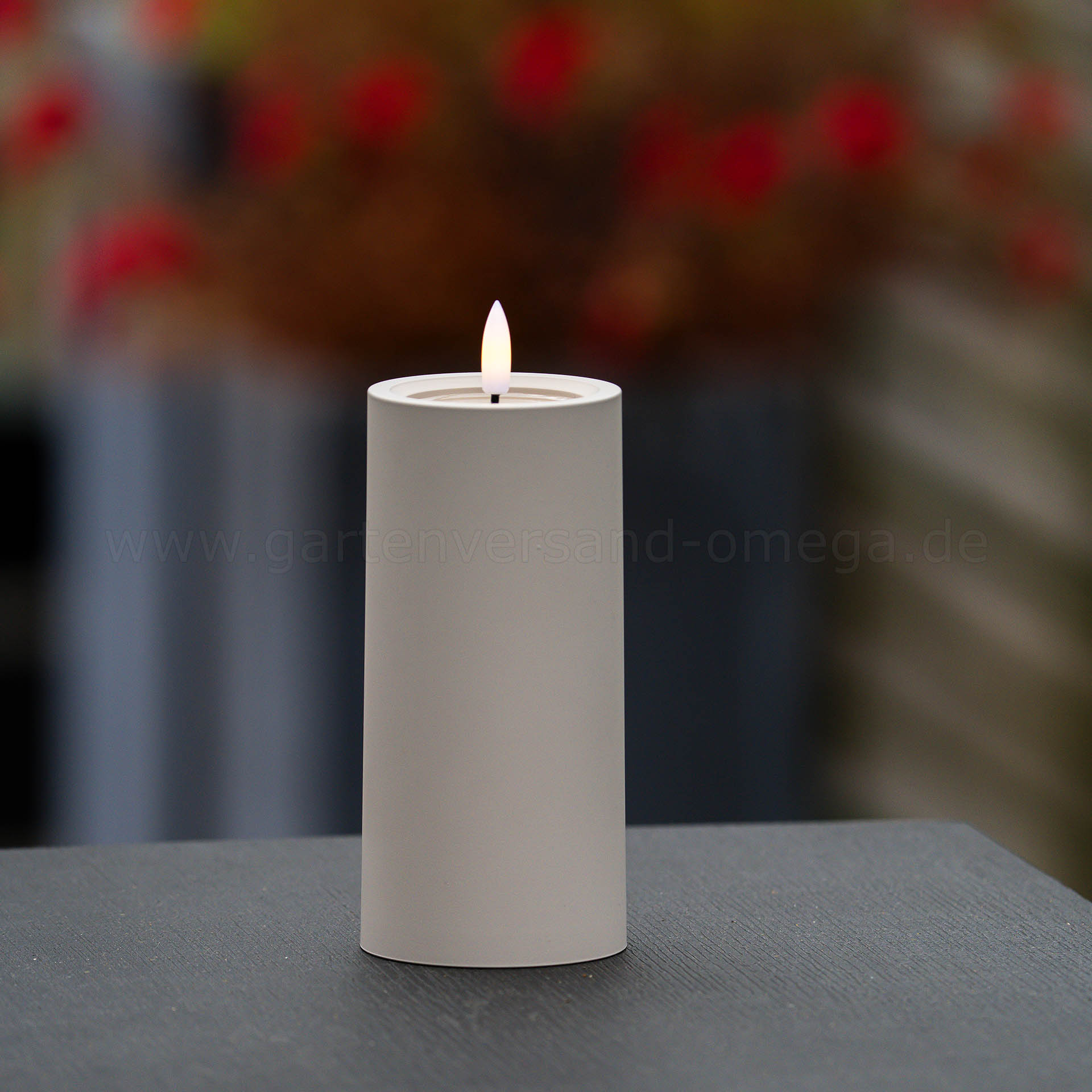 Die LED-Kerze für Außen aus Kunststoff Mattbeige 15cm im Einsatz