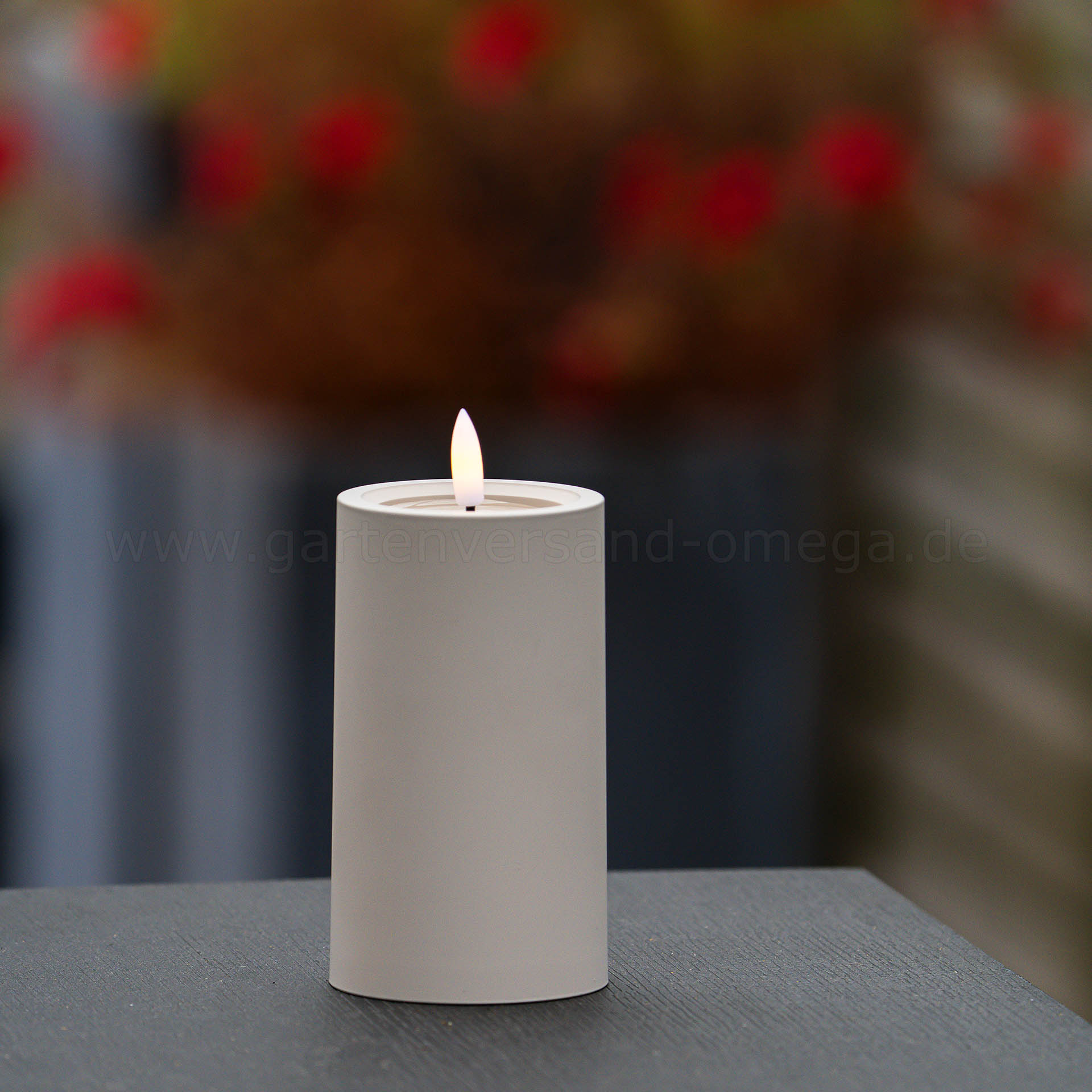 Die LED-Kerze für Außen aus Kunststoff Mattbeige 12,5cm im Einsatz