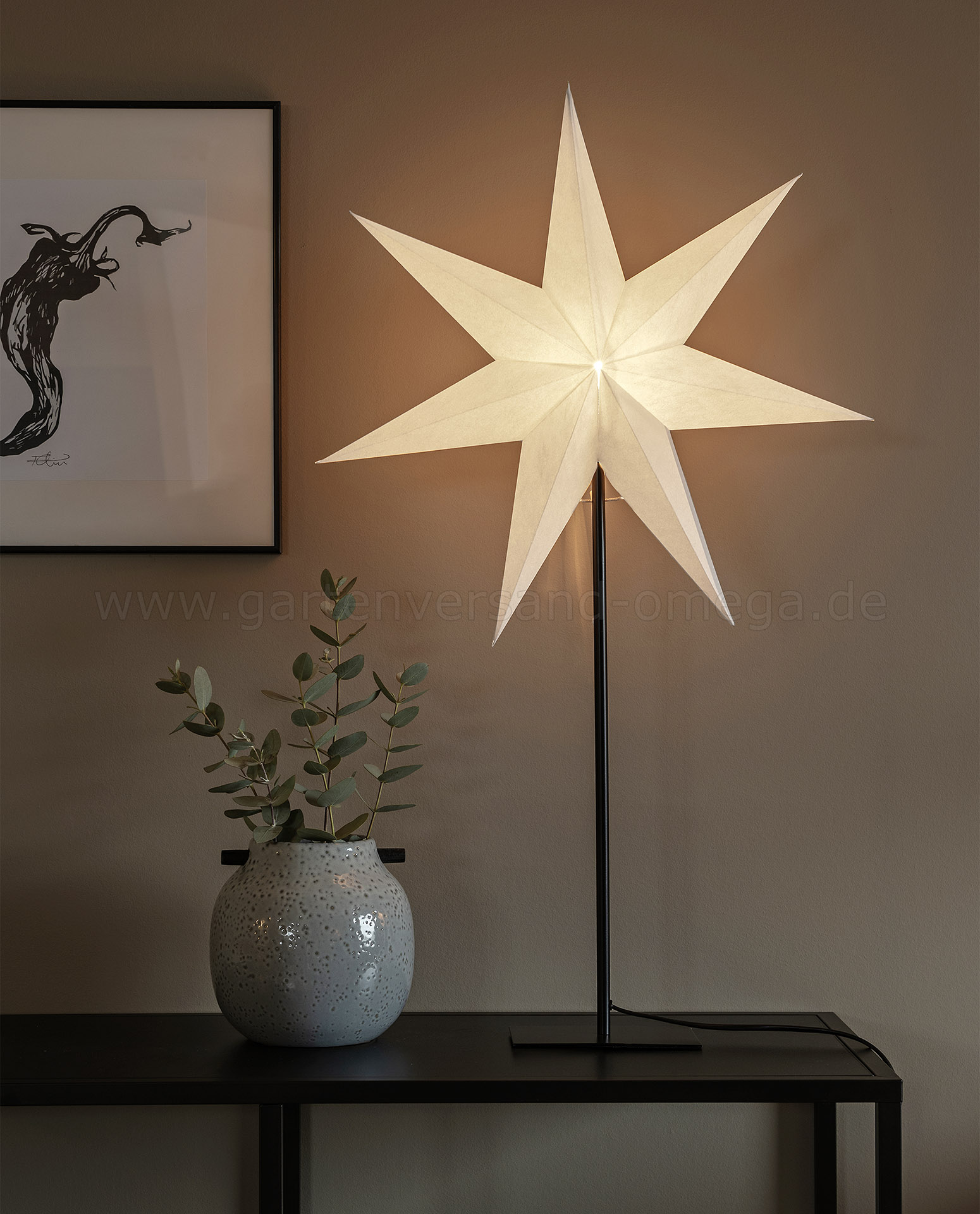 Anwendungsbeispiel Papierstern Weiß mit Metallstandfuß 80cm