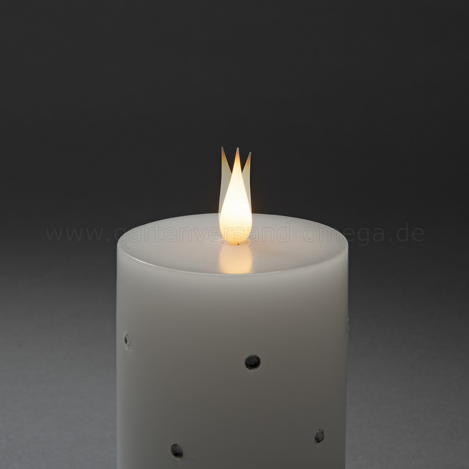 Die 3D Flamme der LED-Echtwachskerze mit 3D-Flamme und Kristallen im Detail