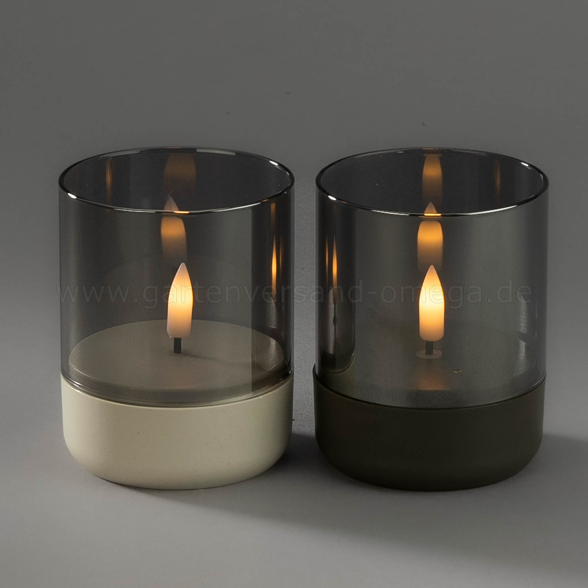Die LED Kerze im Rauchglas Grau zusammen mit der LED Kerze im Rauchglas Beige