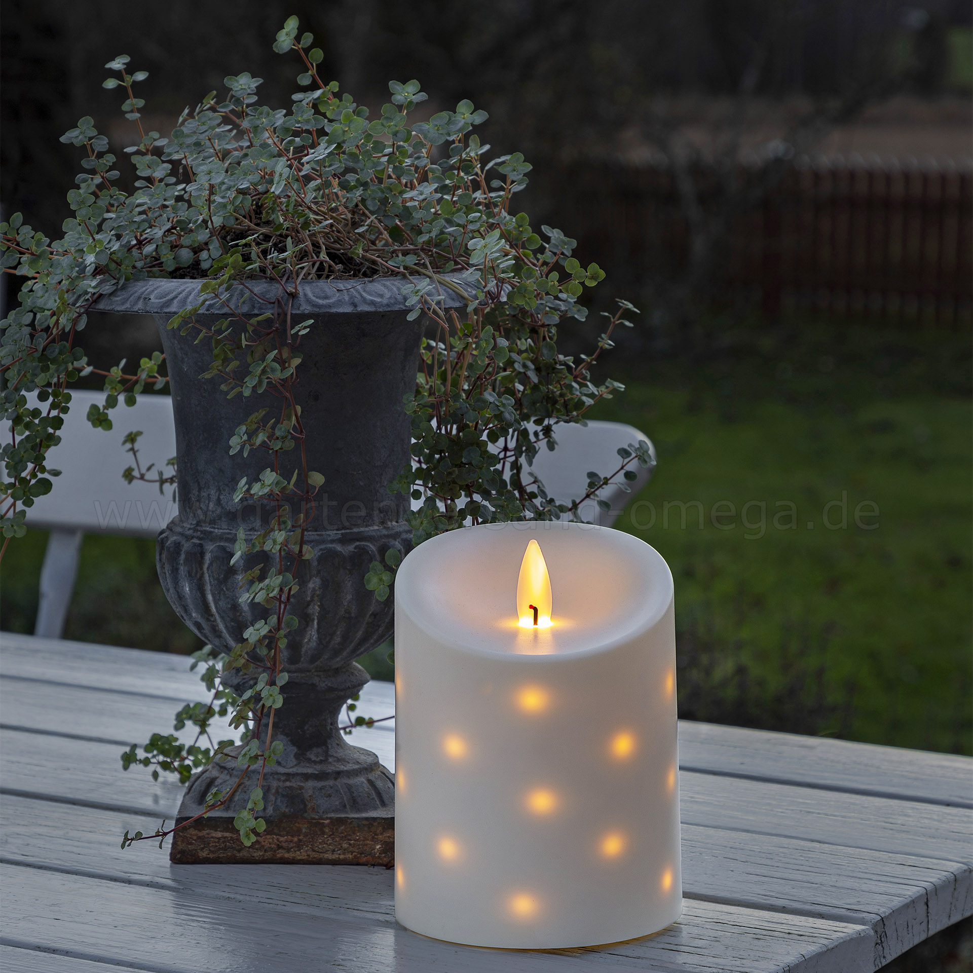 Die LED-Dekokerze Outdoor im Garten-Einsatz