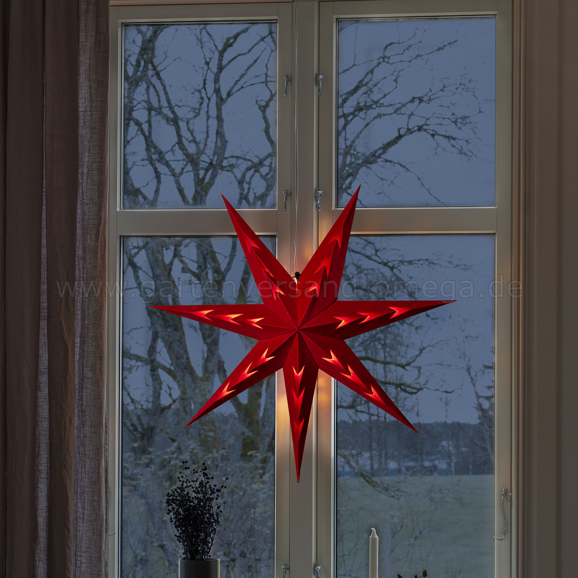 Roter Samt-Papierstern V-förmig perforiert 78cm - Anwendungsbeispiel