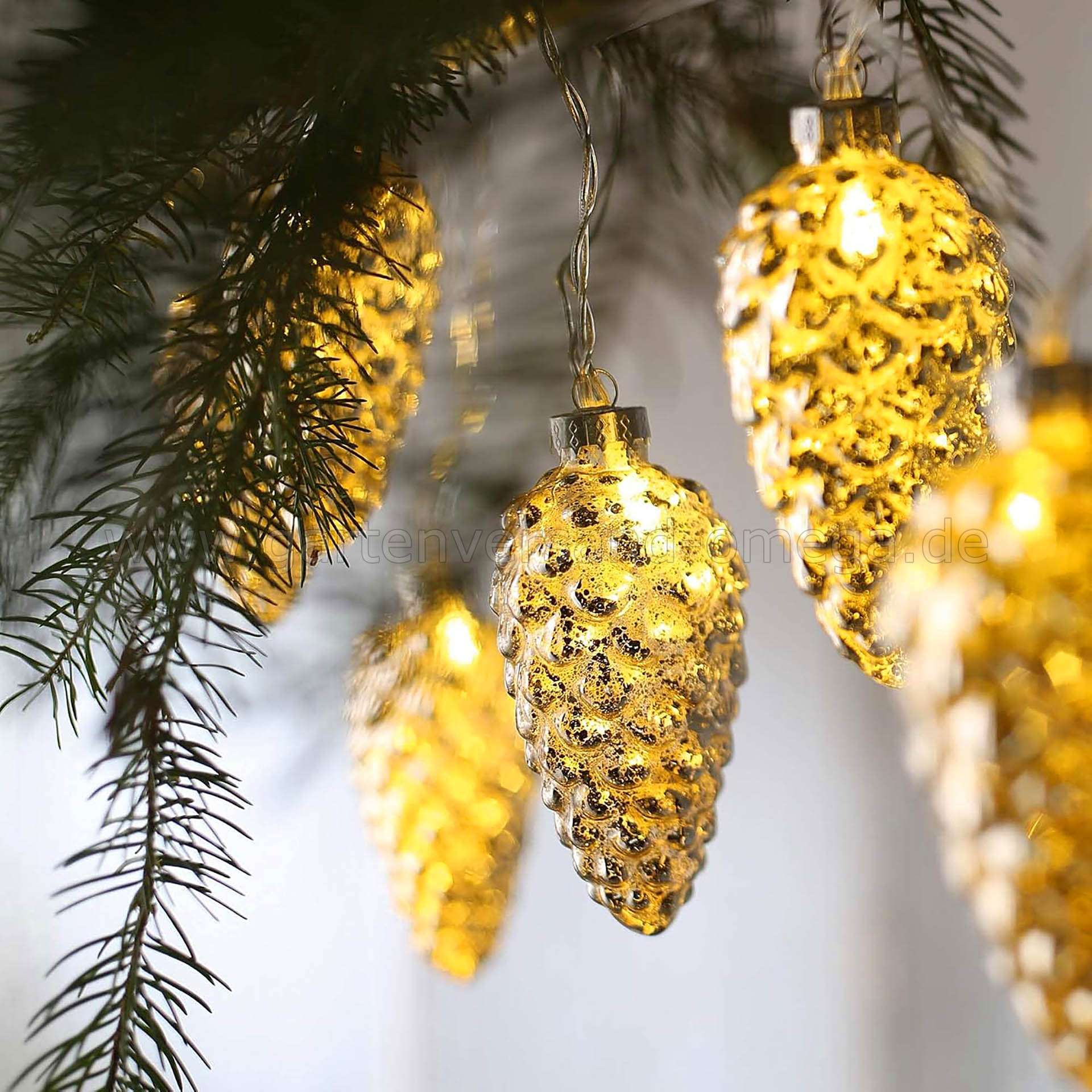 LED-Lichterkette mit Glastannenzapfen