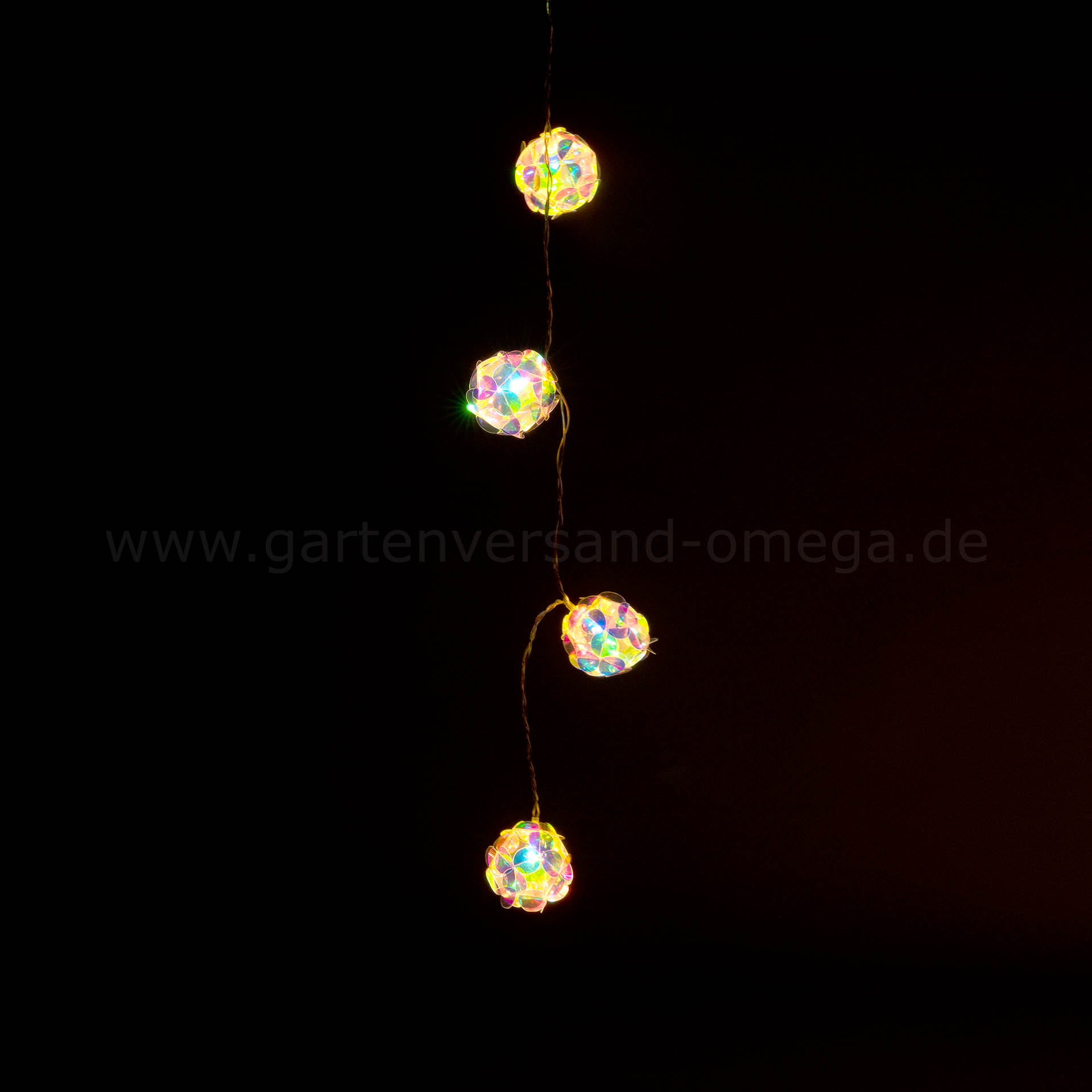 Lichterkette mit schillernden Kugeln