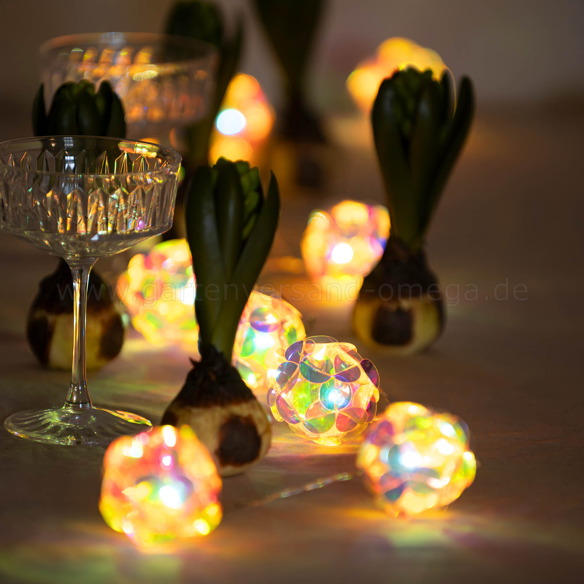 Lichterkette mit schillernden Kugeln