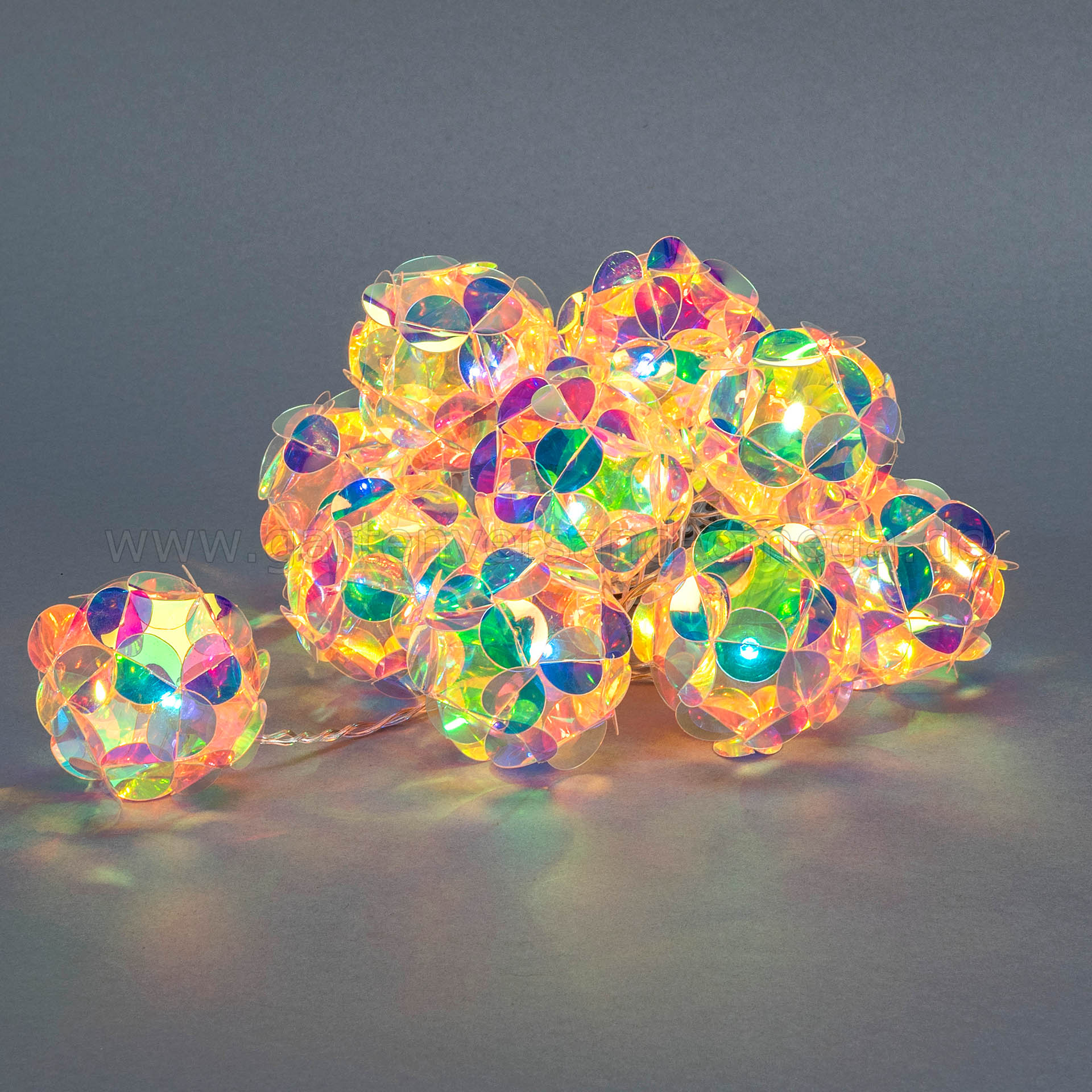Lichterkette mit schillernden Kugeln