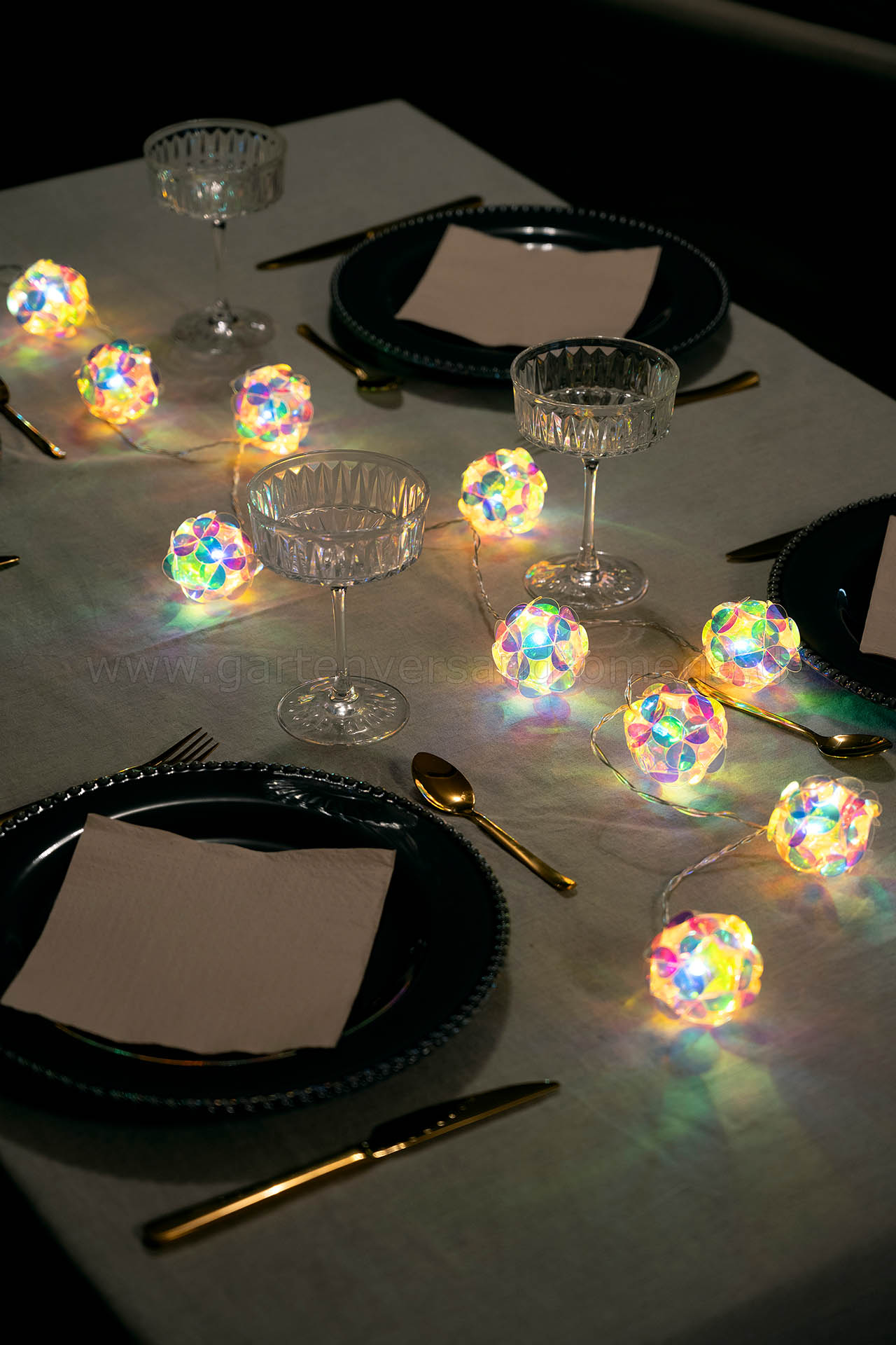 Gestaltungsidee Lichterkette mit schillernden Kugeln
