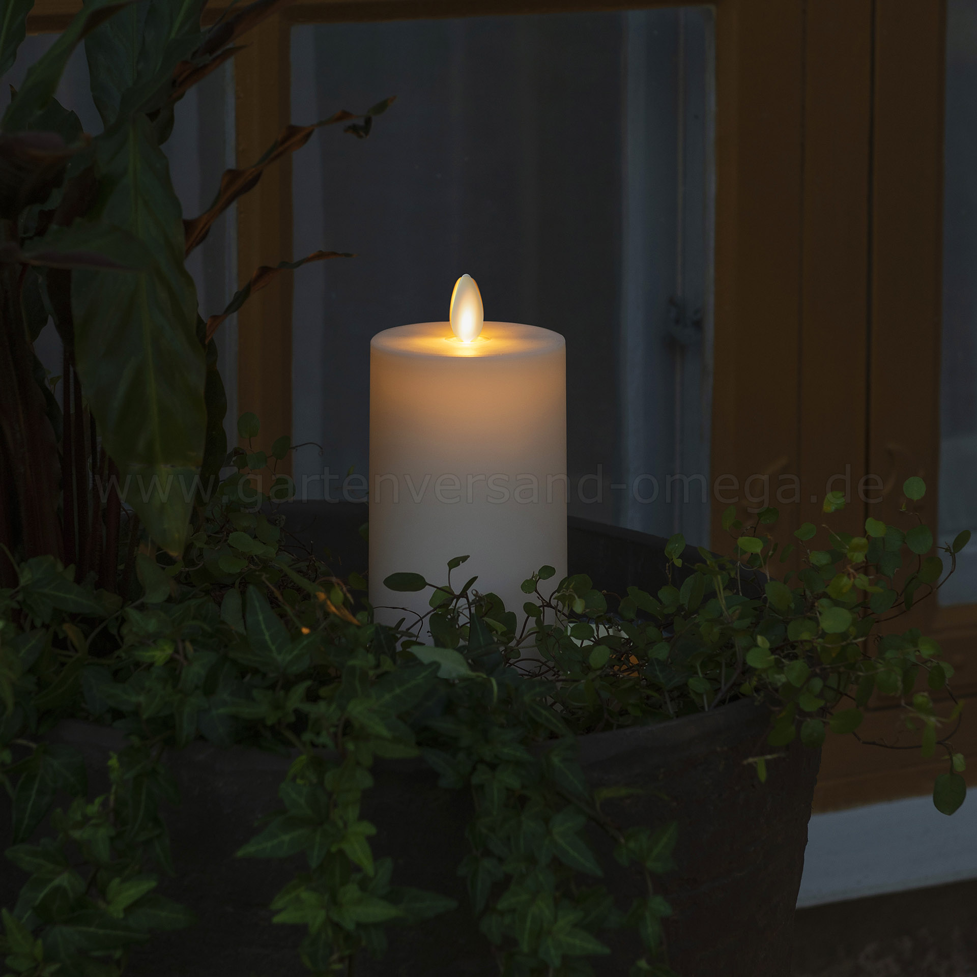 Anwendungsbeispiel LED-Kerze für Außen Cremeweiß mit 3D Flamme 18cm