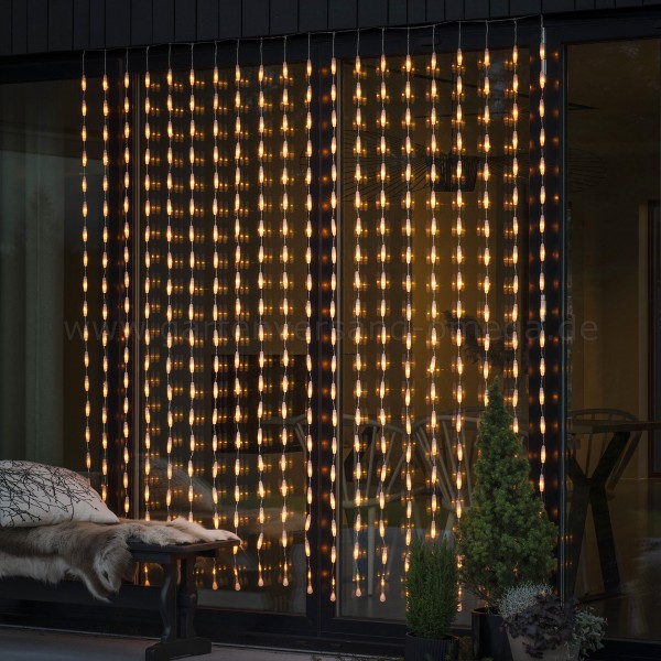Lichtervorhang mit tropfenförmigen LEDs 400-flammig Bernsteinfarben im Einsatz